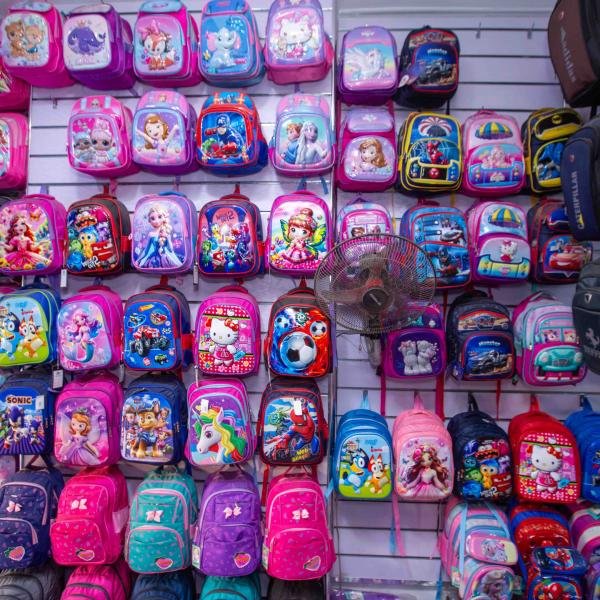 شنطة ظهر مدرسية  بسعة كبيرة مقاومة للماء من عالم الشنطة